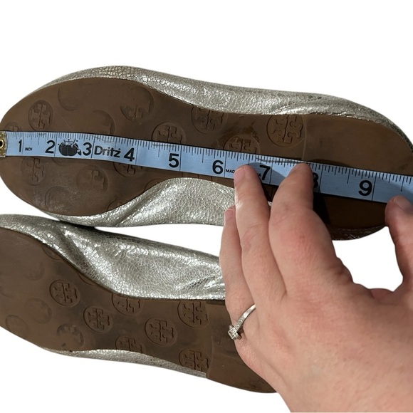 Tory Burch Size 7.5 Silver Metallic Logo Emblem Ballet Flats - Picture 8 of 8